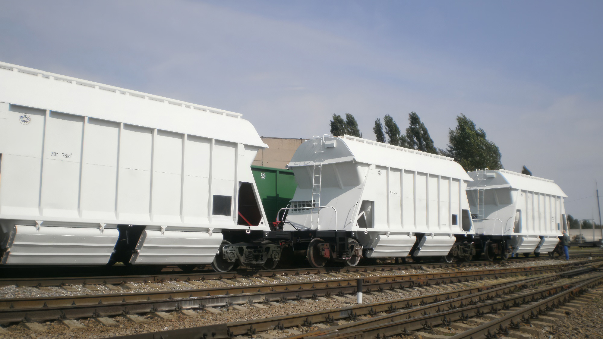 Вагон-хоппер для минеральных удобрений с увеличенным объемом кузова