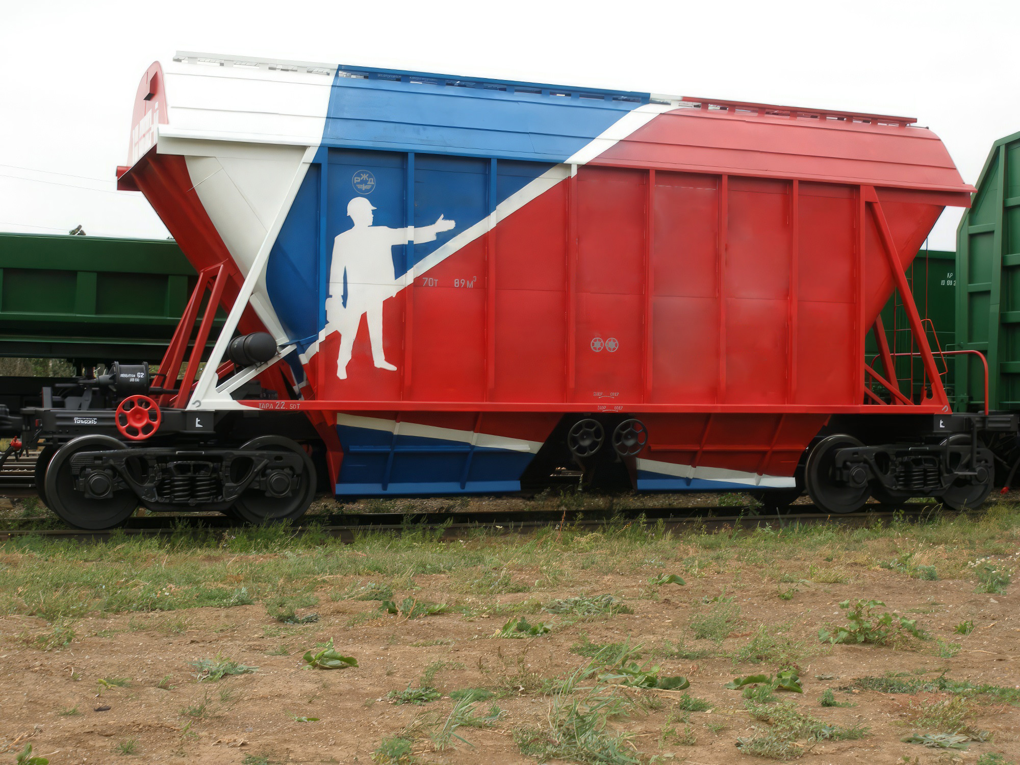 Вагон-хоппер для минеральных удобрений с выгрузкой в межрельсовое пространство