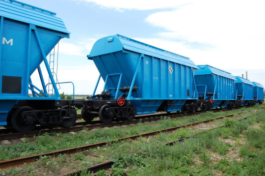 Вагон-хоппер для минеральных удобрений с выгрузкой в межрельсовое пространство