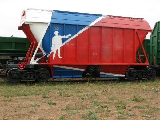 Вагон-хоппер для минеральных удобрений с выгрузкой в межрельсовое пространство