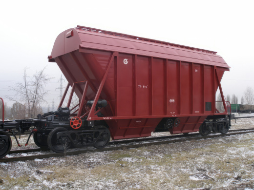 Вагон-хоппер для минеральных удобрений с выгрузкой в межрельсовое пространство