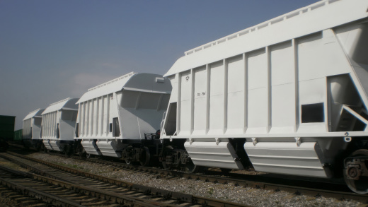 Вагон-хоппер для минеральных удобрений с выгрузкой в межрельсовое пространство